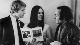 Ryan O'Neal, Ali MacGraw und Erich Segal während der Dreharbeiten zu "Love Story"