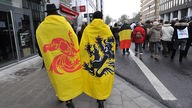 2 Personen tragen die Fahne von Wallonien und Flandern, Demonstration