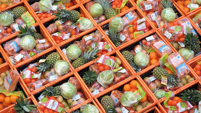 Obst und Gemüse in Plastikkisten