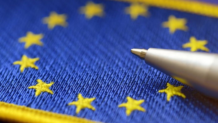 Kugelschreiber auf EU-Fahne