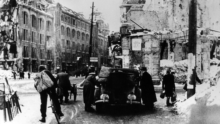 Winter in Berlin 1947, Straßenszene