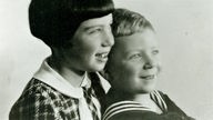 Historisches schwarz-weiß Foto von zwei Kindern, Alice und Günther Steinberg.