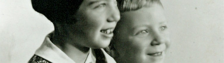 Historisches schwarz-weiß Foto von zwei Kindern, Alice und Günther Steinberg.