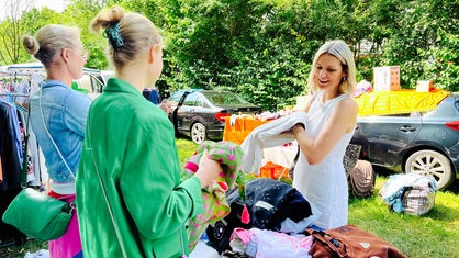 Anika Metzger steht an einem Flohmarktstand