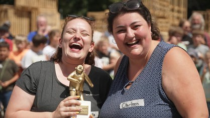 Michelle Langer und Charleen Venten haben die goldene Figur "Ehrwin" in der Hand und lachen