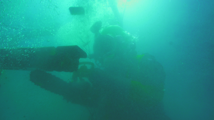 THW-Taucherin Katharina Wolff arbeitet unter Wasser mit einer pneumatischen Kettensäge