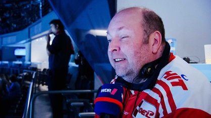 Ein Eishockey-Fan in der Lanxess Arena.