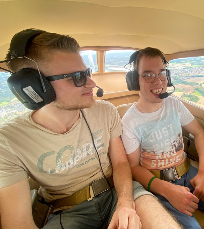 Jannik Schlatt und Mattis Fragemann im Flugzeug
