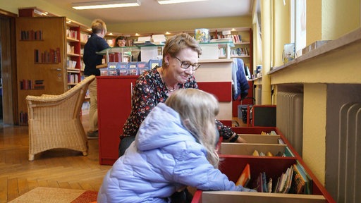 Silvia Niehsen und Elli schauen sich ein Buch an