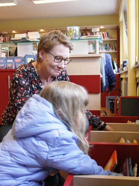 Silvia Niehsen und Elli schauen sich ein Buch an