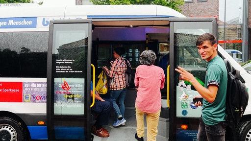 Fahrgäste steigen in den Bürgerbus ein