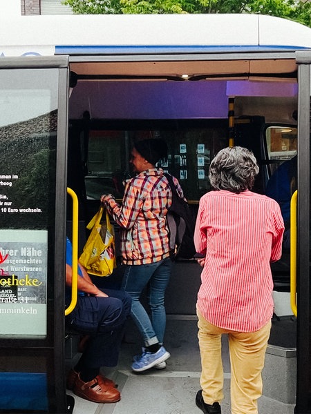 Fahrgäste steigen in den Bürgerbus ein