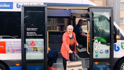 Eine Frau steigt aus dem Bürgerbus Mehrhoog aus