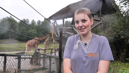 Matilda Bannertz steht nass vom Regen vor dem Giraffen-Gehege