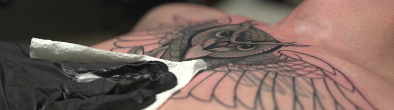 Cover-up-Tattoo auf der Brust eines Mannes