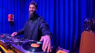 Guy Dermosessian steht hinter dem DJ-Pult im "Cute Community Space" in Bochum