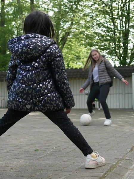 Tamina Datko schießt einen Fußball auf Dia zu.