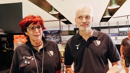 Gaby und Christian Sonnek tragen T-Shirts mit dem VfL Bochum Logo.