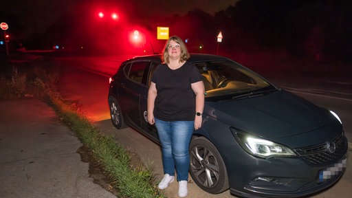 Stefanie Greeven vor ihrem ehrenamtlichen Taxi