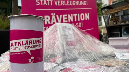 Auf einer Spendendose steht "Aufklärung statt Vertuschung".