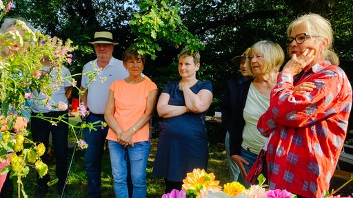 Eine Reihe von Leuten in einem Garten