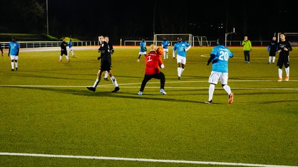 Fußballspieler auf einem beleuchteten Platz