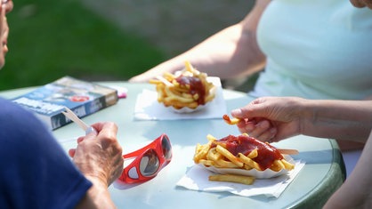 Freibadpommes mit Ketchup