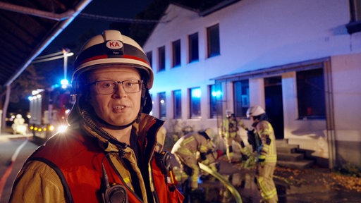 Hendrik Rawe von der Löschgruppe Köln-Kalk in Feuerwehrschutzkleidung bei einer Übung