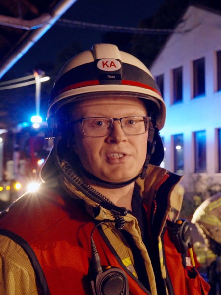 Hendrik Rawe von der Löschgruppe Köln-Kalk in Feuerwehrschutzkleidung bei einer Übung