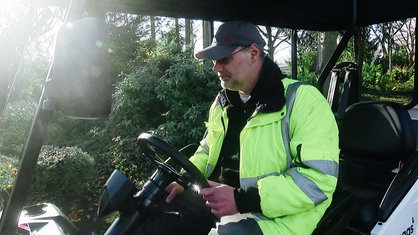 Manuel Schwab sitzt im Elektrocart