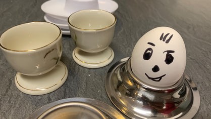 Ein Ei mit einem aufgemalten Smiley.
