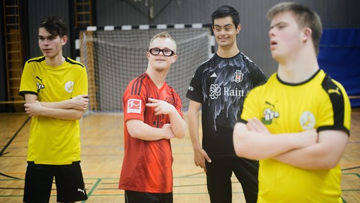 Vier Jungendliche des Fußballvereins Team Bananenflanke stehen nebeneinander