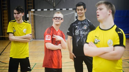 Vier Jungendliche des Fußballvereins Team Bananenflanke stehen nebeneinander