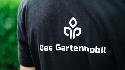 Das Gartenmobil Logo auf einem T-Shirt