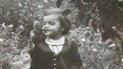 Antonia Roth als Kind mit Taube auf der Schulter