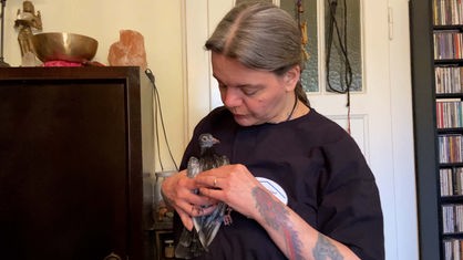 Antonia Roth hält eine Taube in den Händen