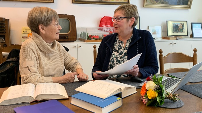 Ahnenforscherin Ingrid Edelkötter überreicht alle gesammelten Informationen