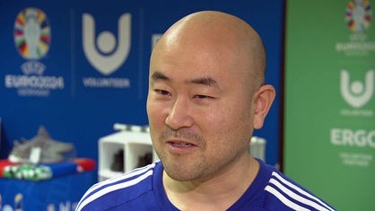 Hayato Kunigo gibt ein Interview