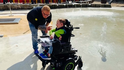 Nico und Alexander Göbel spielen gemeinsam auf dem Wasserspielplatz. 