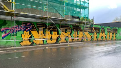 An einer Wand prangt das Graffiti "Dortmunds Nordstadt".