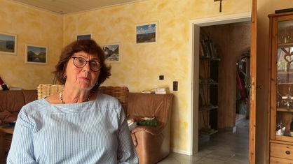Die Trauerbegleiterin Karin Bonse sitzt in einem Wohnzimmer