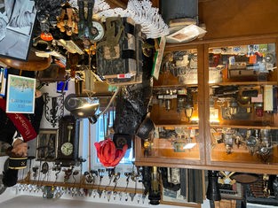 Ein kleines Bergbau-Museum zeigt unter anderem Helme, Lampen und Werkzeug.