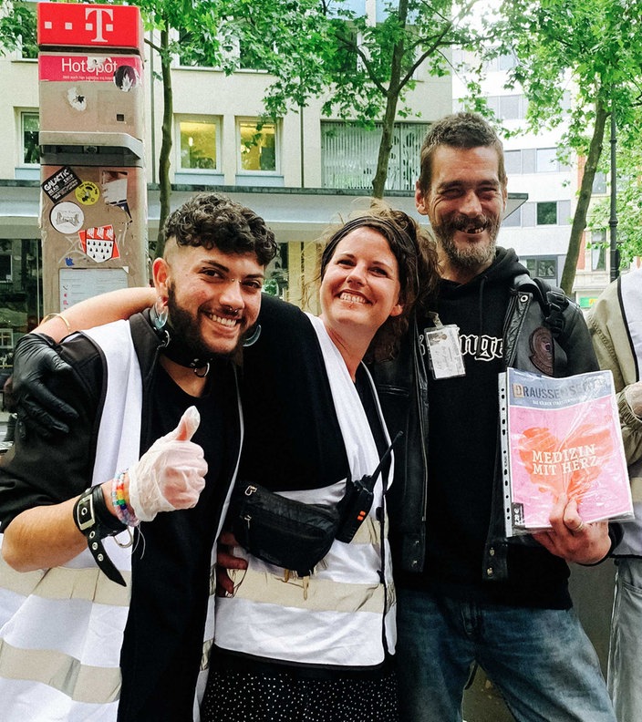 Straßenwächter Haku Koufou und Lotta Hennig mit Hans-Jürgen vom Straßenmagazin Draussenseiter