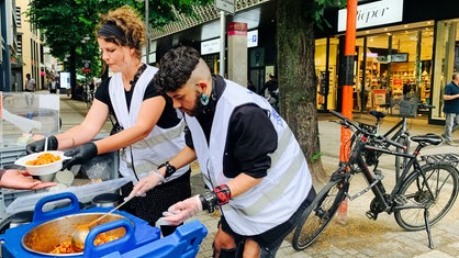 Haku Koufou und Lotta Hennig bei der Essensvergabe von Straßenwächter e.V.