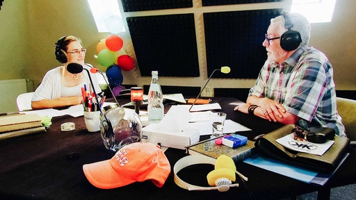 Sabine Lerche und Wolfgang Nagel sitzen sich am Mikro gegenüber.