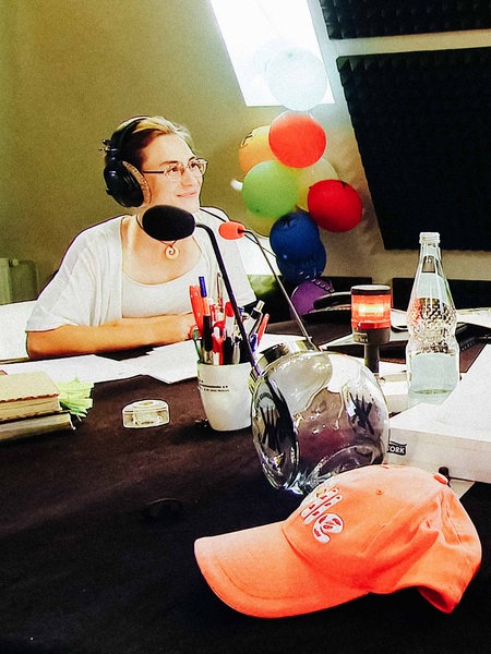 Sabine Lerche und Wolfgang Nagel sitzen sich am Mikro gegenüber.