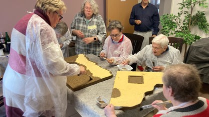 Senioren bauen in einer Tagespflege in Hückelhoven-Baal eine Krippe 