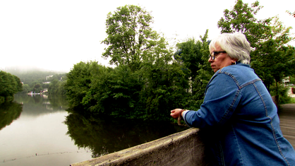 Lina Scheppe stützt sich auf das Geländer einer Brücke