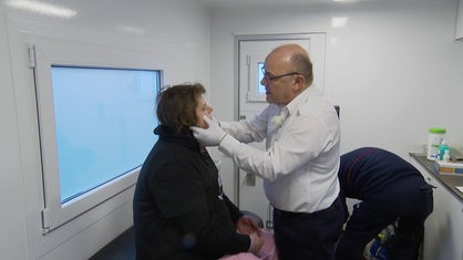 Notarzt Frank Marx bei der Behandlung einer Patientin
