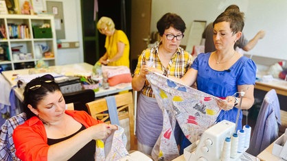 v. l. eine Ehrenamtliche, Tamara Nachalkina und Natalya Franz.